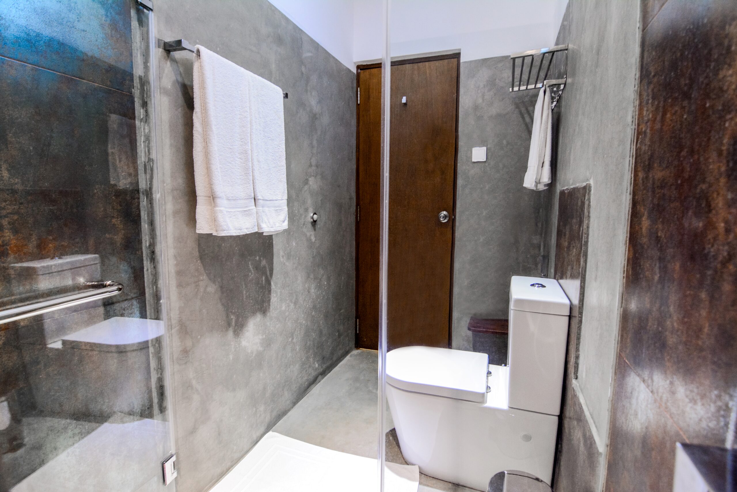 Deluxe concrete bathroom