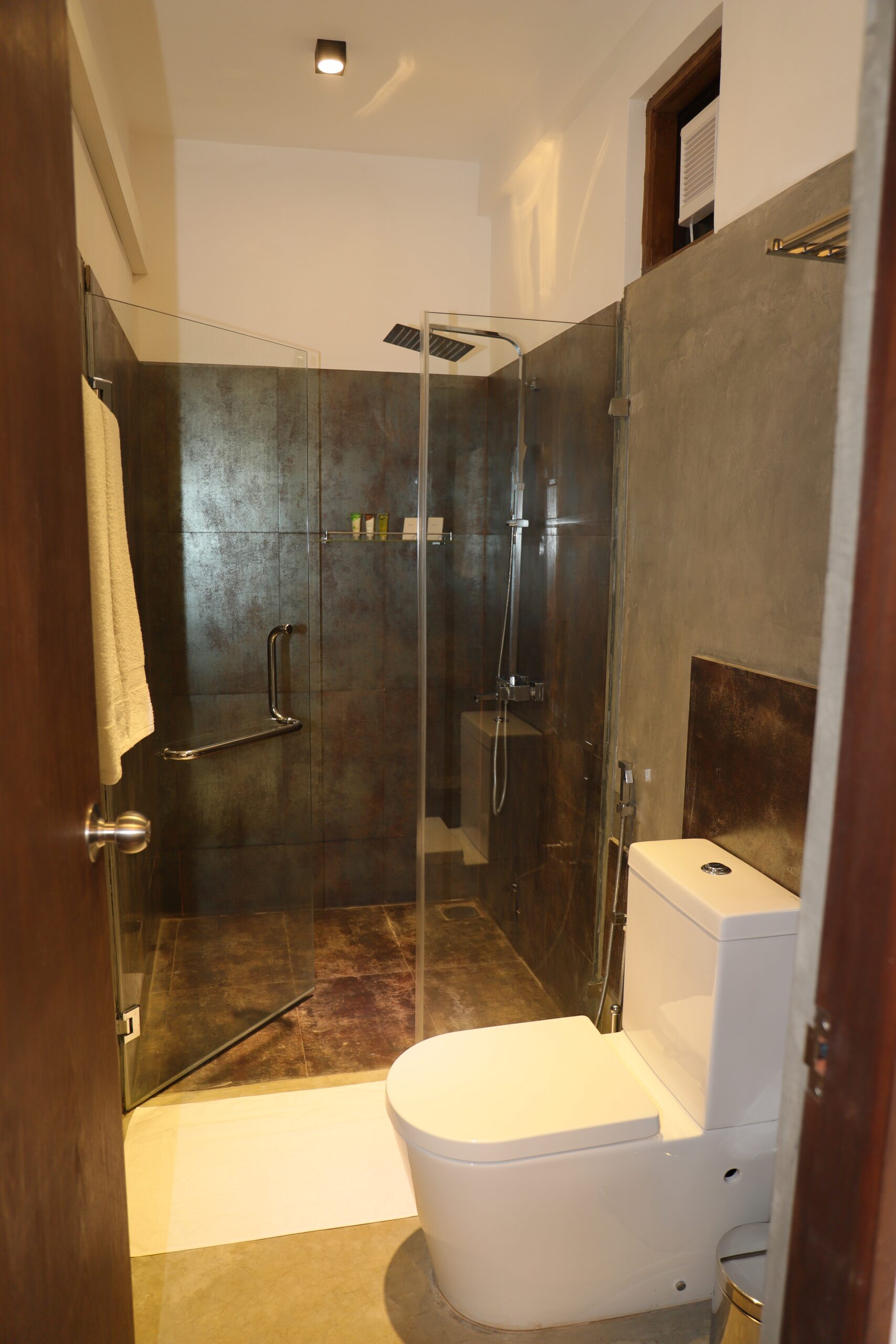 Deluxe stone shower